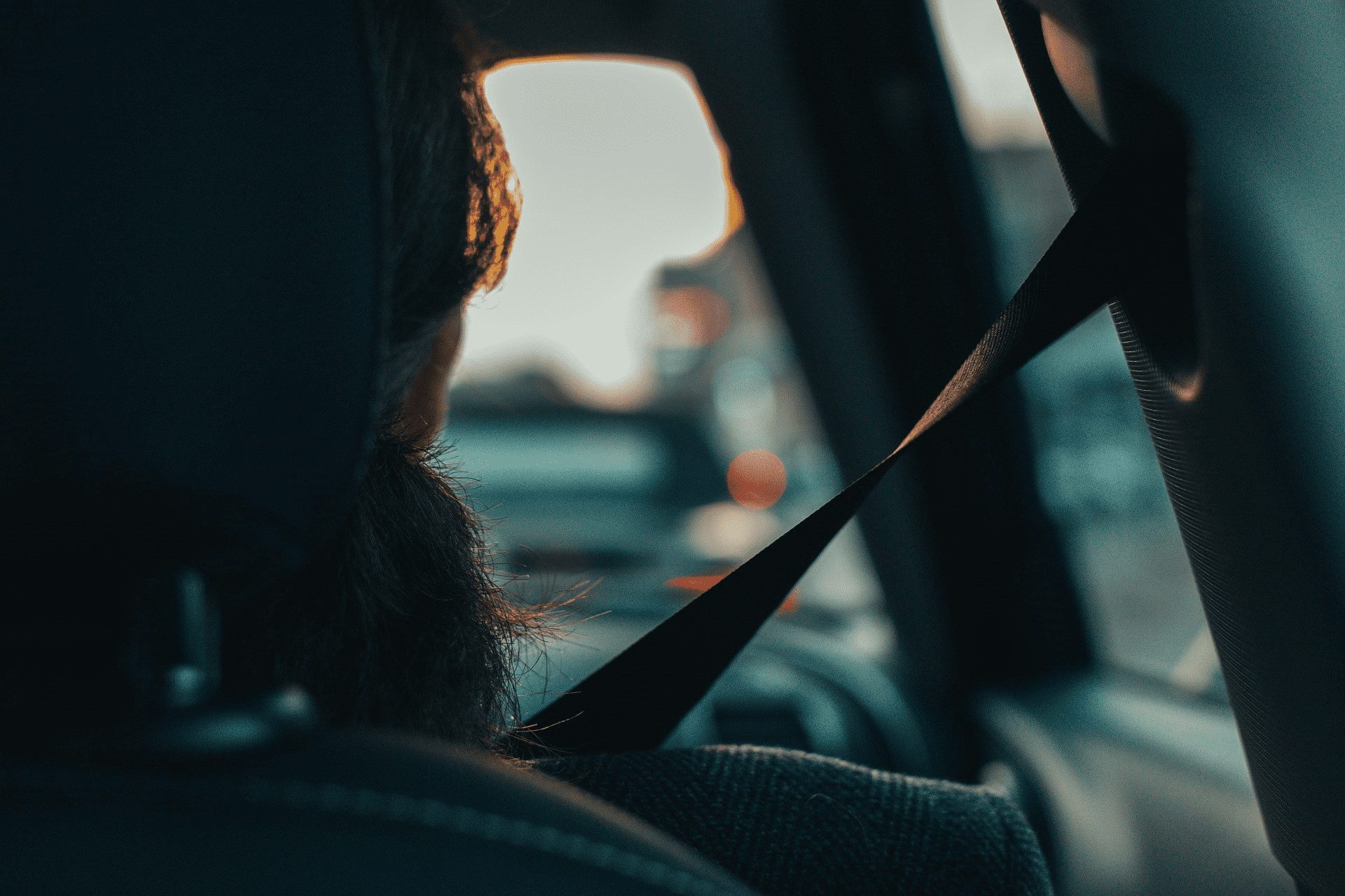 Man using his seat belt in the passenger seat of a car