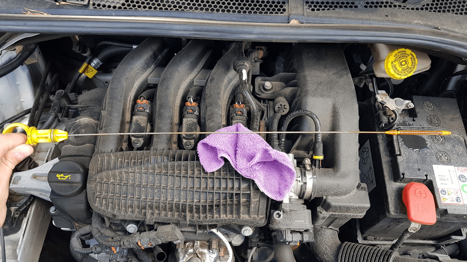 Du kan exempelvis få kolla oljenivån i bilen